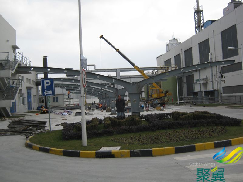 莊信萬豐膜結構汽車停車棚鋼結構骨架現(xiàn)場安裝