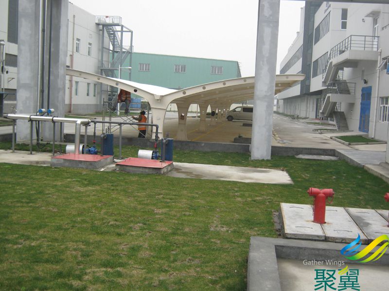 莊信萬豐膜結構汽車停車棚膜布安裝部分畫面