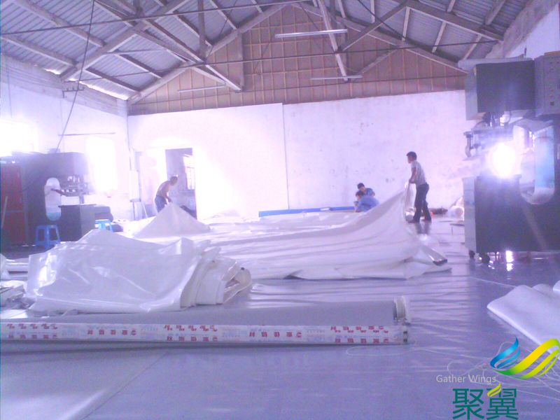 聚翼希運(yùn)品牌膜布批發(fā)加工，可代安裝（聚翼膜布加工車間一角）