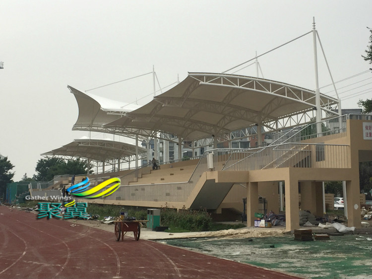 崇明中學(xué)看臺(tái)膜結(jié)構(gòu)_多方位看臺(tái)膜結(jié)構(gòu)_環(huán)境相對(duì)應(yīng)