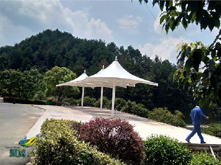 膜結(jié)構(gòu)傘連角傘-膜結(jié)構(gòu)傘顏色各異，抵御惡劣天氣