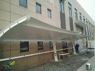 膜結(jié)構(gòu)車棚透光性和阻燃性表現(xiàn)在哪些方面？