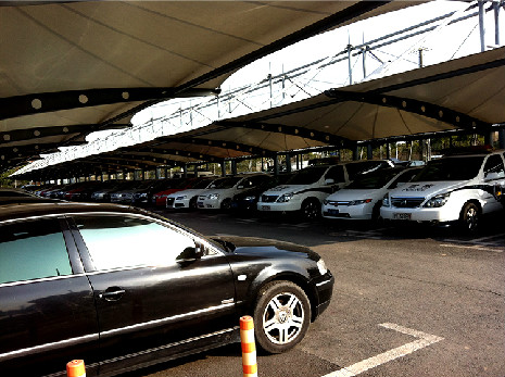 嘉善膜結(jié)構(gòu)車棚造型獨(dú)特-膜結(jié)構(gòu)車棚拆卸方便安裝簡單