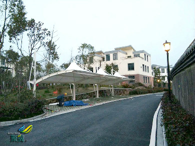 黃山帽頂膜結(jié)構(gòu)車棚抗老化性*黃山帽頂膜結(jié)構(gòu)車棚防腐要求