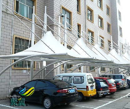 張拉膜結(jié)構(gòu)車棚不受天氣因素的影響