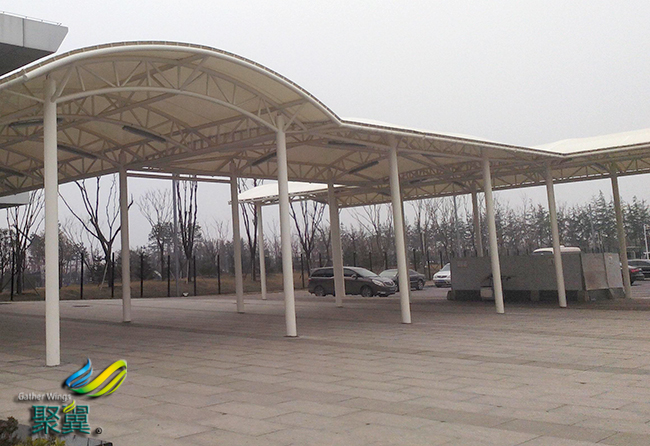 膜結(jié)構(gòu)車棚可以遮陽擋雨，雷雨天氣膜結(jié)構(gòu)車棚下躲雨安全