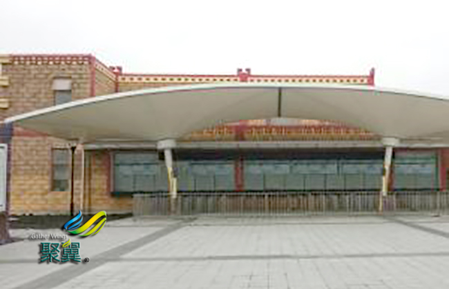 膜結(jié)構(gòu)車棚以獨特的設(shè)計理念爭服了群眾