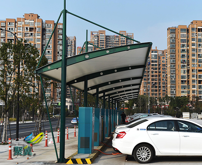 膜結(jié)構(gòu)車棚就是常見(jiàn)的膜結(jié)構(gòu)品種