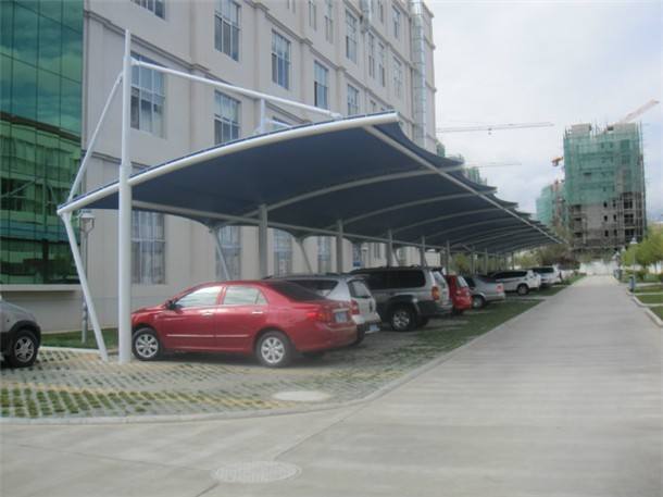  膜結(jié)構(gòu)車棚施工優(yōu)勢|膜結(jié)構(gòu)車棚在整體構(gòu)造