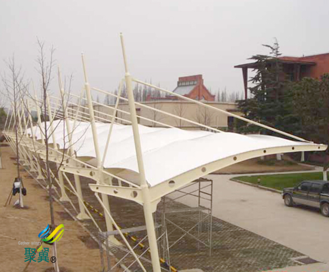 膜結(jié)構(gòu)車(chē)棚自重輕盈|膜結(jié)構(gòu)車(chē)棚體型多樣化   