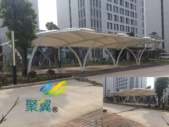 張拉膜膜結(jié)構(gòu)汽車停車棚張拉膜材特征特點(diǎn)