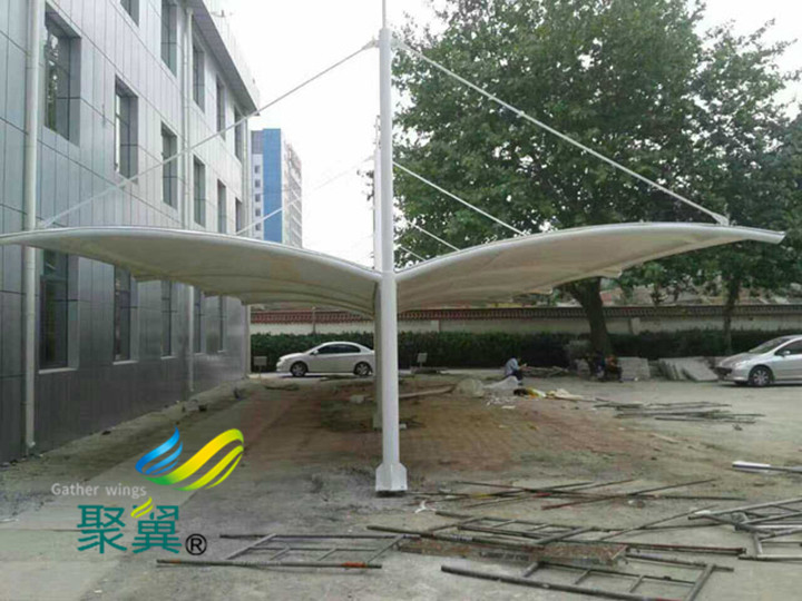 張拉膜結(jié)構(gòu)車棚景觀安裝|車棚膜材特性