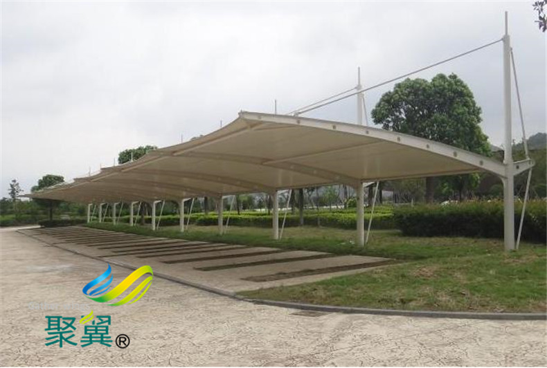 小區(qū)膜結(jié)構(gòu)停車棚安裝效果圖|膜材耗損低